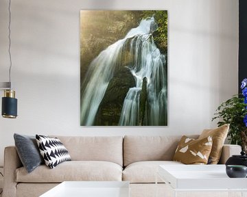 Chute d'eau contre un flanc de montagne dans les Alpes allemandes sur Moniek van Rijbroek