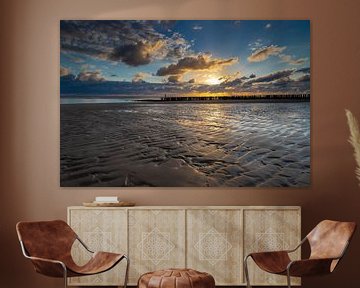 coucher de soleil spectaculaire sur la plage de Zélande avec les brise-lames typiquement néerlandais sur Kim Willems