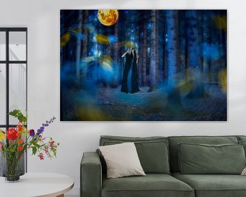Dreamscape #4 Vrouw in een duister woud onder de volle maan van Laura van der Burgt