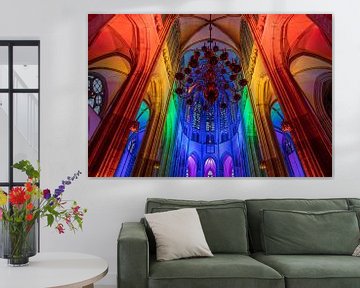 Regenboogverlichting in de Domkerk in Utrecht van Jeroen de Jongh