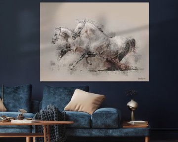 twee witte paarden rennen door het zand van Gelissen Artworks