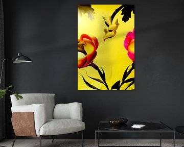Leuchtendes Gelb und Blumen I - Vogel taucht zwischen Blumen - Illustration Kunstdruck von Lily van Riemsdijk - Art Prints with Color