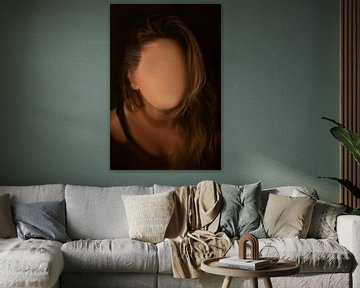 Abstract portret van een vrouw in donkere, sfeervolle kleuren