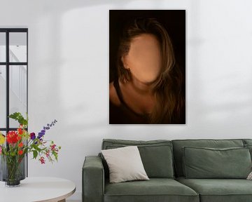 Abstract portret van een vrouw in donkere, sfeervolle kleuren