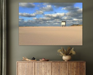 Verlaten strand met drenkelingenhuisje van FotoBob