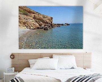 Griekse baai met strand en rotsen van Helga Kuiper