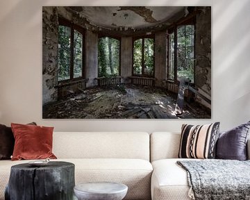 La chambre abandonnée avec vue sur la forêt