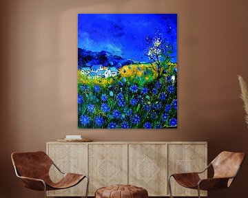 Blauwe korenbloemen en bloeiende boom van pol ledent
