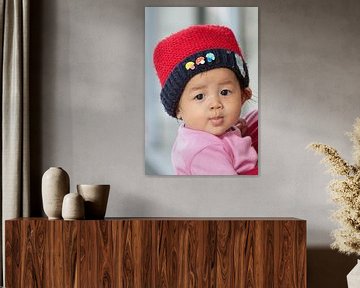 Enfant avec un chapeau de glace en Indonésie sur Anne Ponsen