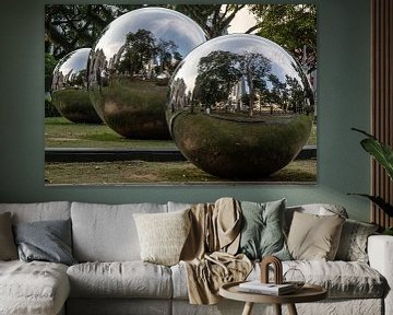 Drie "zilveren" ballen van Anne Ponsen