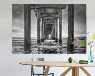 Pont au bord de la mer en noir et blanc sur Manfred Voss, Schwarz-weiss Fotografie
