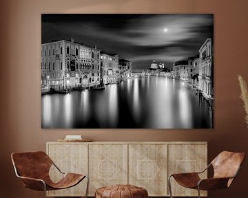 Nacht met volle maan boven het Canal Grande in Venetië. van Manfred Voss, Schwarz-weiss Fotografie