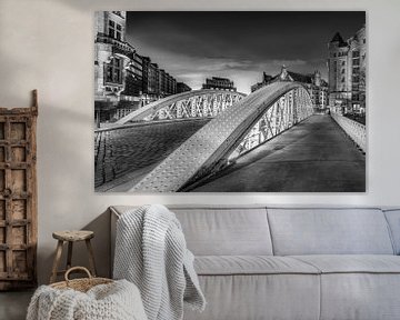 Speicherstadt von Hamburg mit alter Brücke. von Manfred Voss, Schwarz-weiss Fotografie