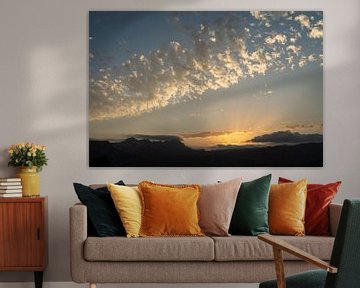 Wolken, Sonnenlicht und die Sierra de Bernia