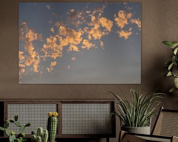 Nuages mous au coucher du soleil 3 sur Adriana Mueller