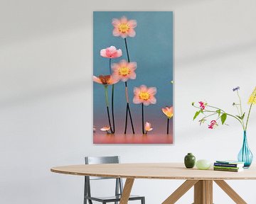 Stilleben mit Blumen X - lachsrosa zartorange Blume auf Stängeln von Lily van Riemsdijk - Art Prints with Color