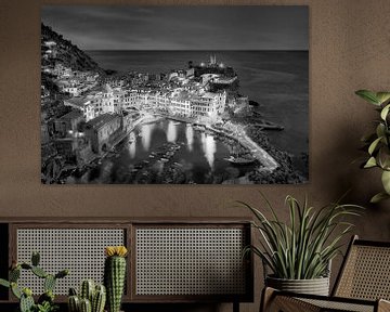 Vernazza dans les Cinque Terre en Italie , noir et blanc sur Manfred Voss, Schwarz-weiss Fotografie