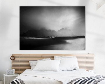 Strand bij de zee in IJsland , zwart en wit. van Manfred Voss, Schwarz-weiss Fotografie