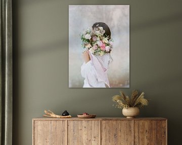 Vrouw met pastelkleurige bloemen, analoge foto van Alexandra Vonk