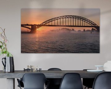 Sprookjesachtige zonsopkomst Waalbrug van Femke Straten