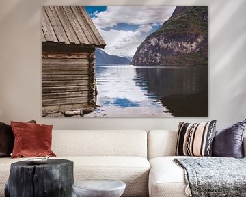 eine Holzhütte am Fjord von Thomas Heitz