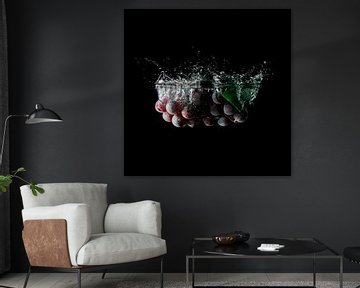 Druiven dompelen in het water van Andreas Berheide Photography