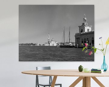 Monochromes Bild vom Canal Grande in Venedig von Animaflora PicsStock