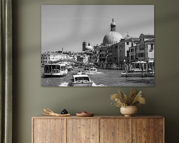 Monochromes Bild von der Stadt Venedig in Italien von Animaflora PicsStock