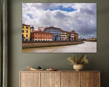 Historische gebouwen aan de rivier de Arno in Pisa, Italië van Rico Ködder