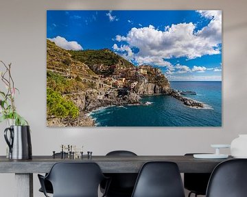 Uitzicht op Manarola aan de Middellandse Zeekust in Italië van Rico Ködder