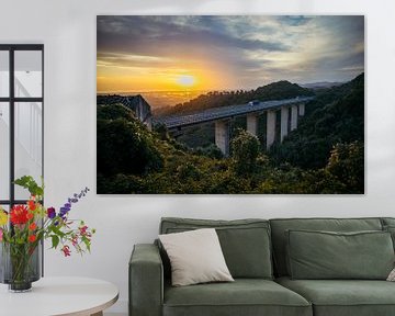 Toscaanse viaduct door de bergen tijdens een zonsondergang. van Stefan Lucassen