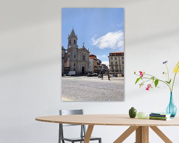 Verkeersplein met uitzicht op een kerk in Porto, Portugal van Kelsey van den Bosch