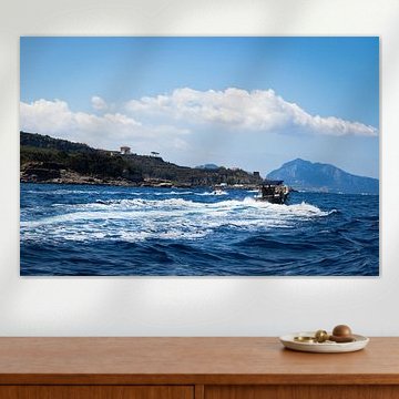 Zwei Boote entlang der Amalfiküste auf dem Weg zur Insel Capri von Kelsey van den Bosch