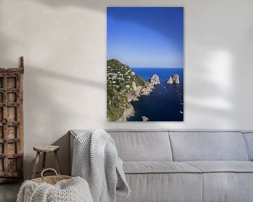 Blick auf Felsformationen auf der Insel Capri, Italien von Kelsey van den Bosch