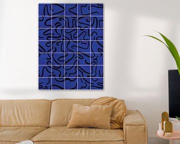 Modern en abstracte lijnen op een tegelpatroon, blauw - zwart van Mijke Konijn