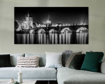 Nachtelijke impressie van Karelsbrug met oude stadsbruggen - Panorama Monochroom van Melanie Viola