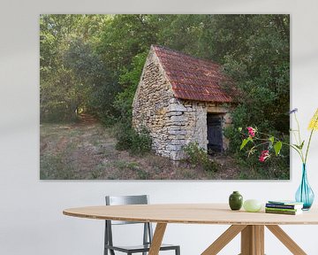 oud klein verlaten huis gemaakt van kalksteen met rode pannen in het bos bij la roque cagnac van ChrisWillemsen