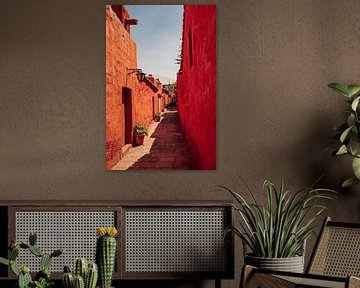 Steegje in het Santa Catalina Klooster Arequipa Peru van Suzanne Spijkers