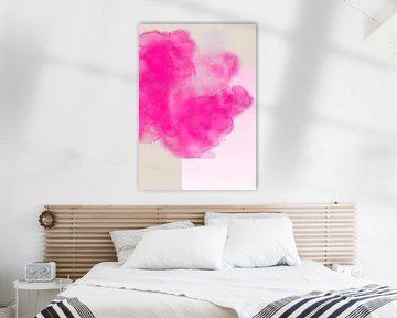 Knalroze neon aquarel "wolk" tegen een zacht roze achtergrond met kleurverloop. van Studio Allee