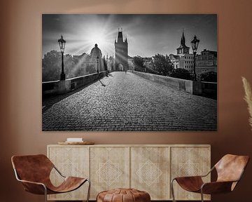 Karlsbrücke bei Sonnenaufgang - Monochrom von Melanie Viola