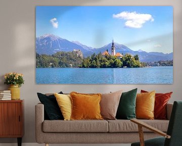 Insel von Bled mit Kirche und der Burg von Bled im Hintergrund