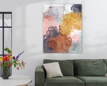 Kunst in pastel en aardetinten. Abstracte compositie in lila tinten, roze, geel en grijzen van Dina Dankers