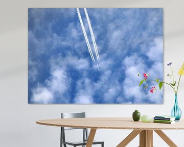 Flugzeug am blauen Wolkenhimmel van Roswitha Lorz