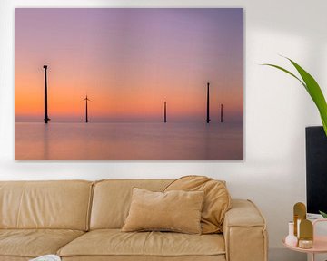 Windkraftanlagen in einem Offshore-Windpark bei Sonnenuntergang mit Langzeitbelichtung von Sjoerd van der Wal