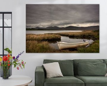 Boot an einer irischen Küste von Bo Scheeringa Photography