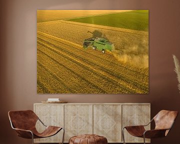 Moissonneuse-batteuse récoltant du blé en été, vue d'en haut. sur Sjoerd van der Wal Photographie