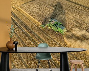 Combine oogst tarwe in de zomer, van bovenaf gezien van Sjoerd van der Wal Fotografie