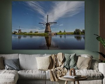 Beroemde Nederlandse houten windmolens in Kinderdijk Holland. Zonnige zomeravond op het platteland.  van Tjeerd Kruse