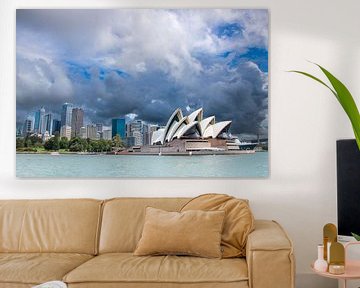 Donkere wolken boven Sydney Opera House, Australië van The Book of Wandering