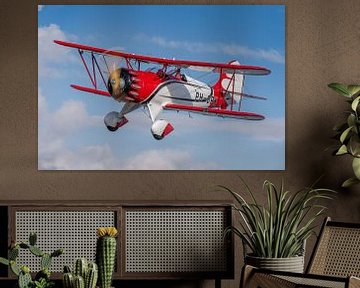Klassisches rot-weißes Doppeldecker-Flugzeug aus der Vogelperspektive von Planeblogger